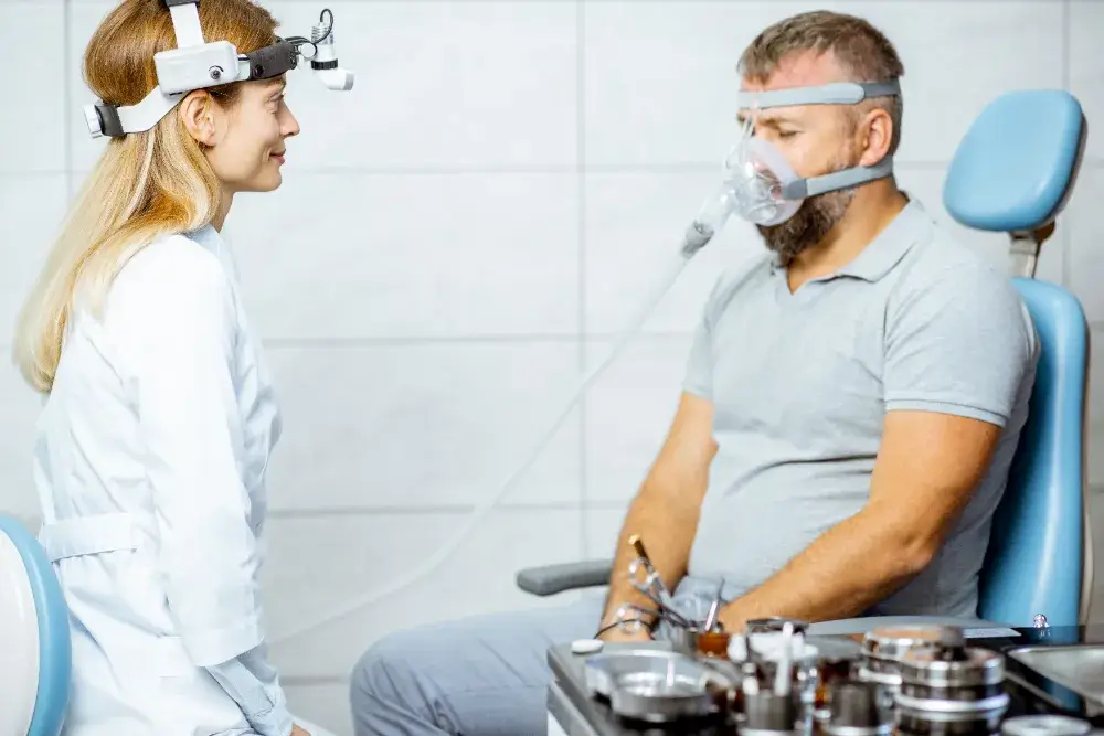 Mann während einer medizinischen Atembehandlung mit Atemmaske gegen Schnarchen